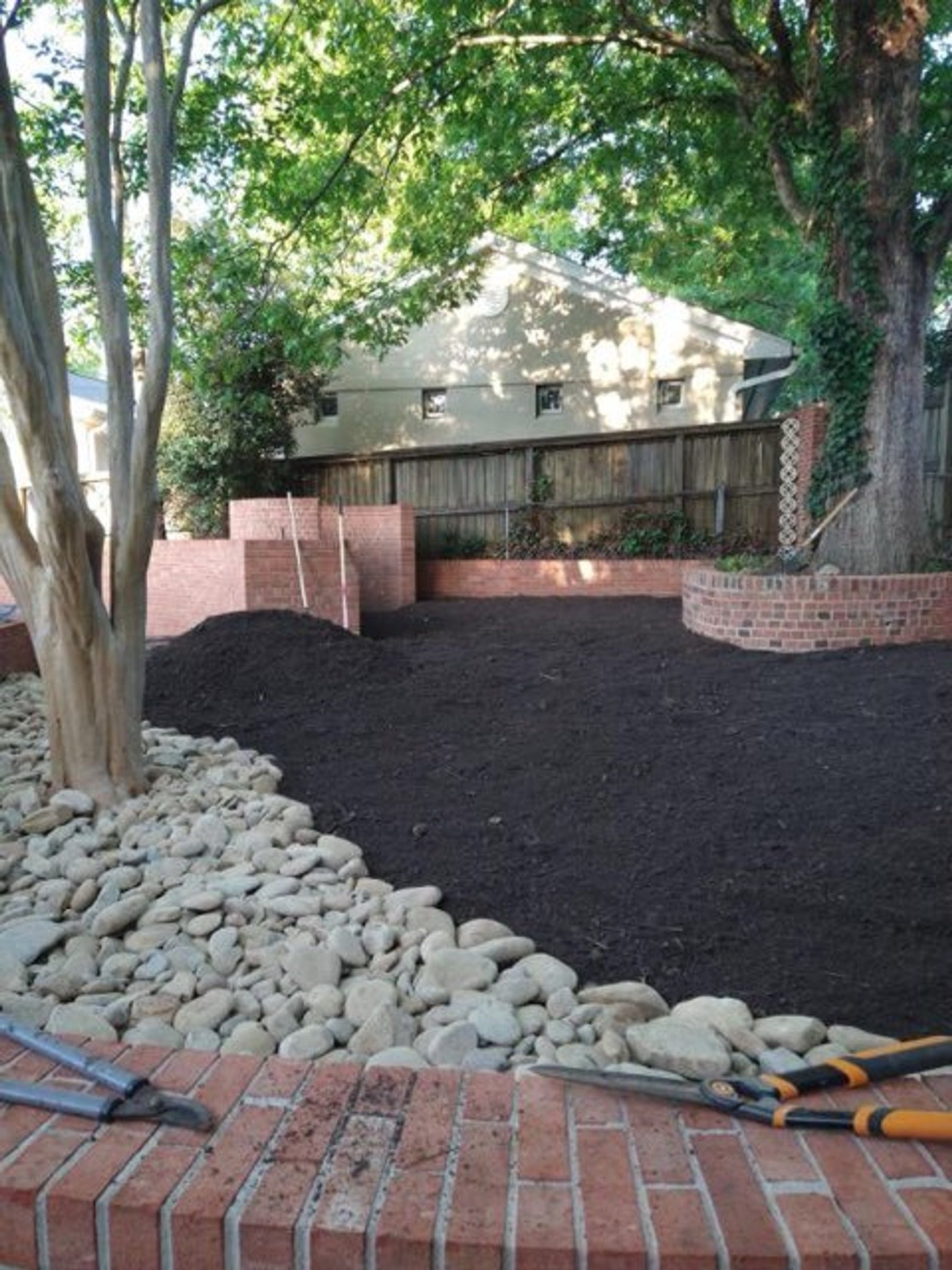 Residential landscape with structured edges and retaining features